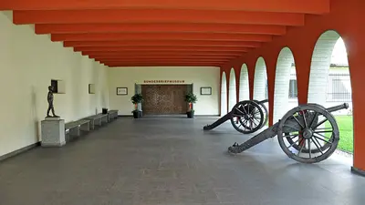 Von Kanonen gesäumter Arkadengang zum Eingang des Bundesbriefmuseums in Schwyz