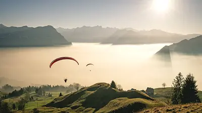 Gleitschirmflieger beim Start vom Hochstuckli bei Sattel