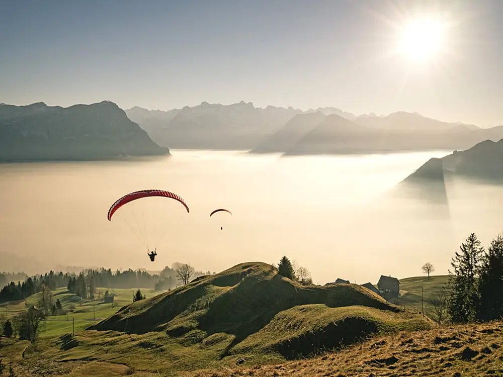 Gleitschirmflieger beim Start vom Hochstuckli bei Sattel