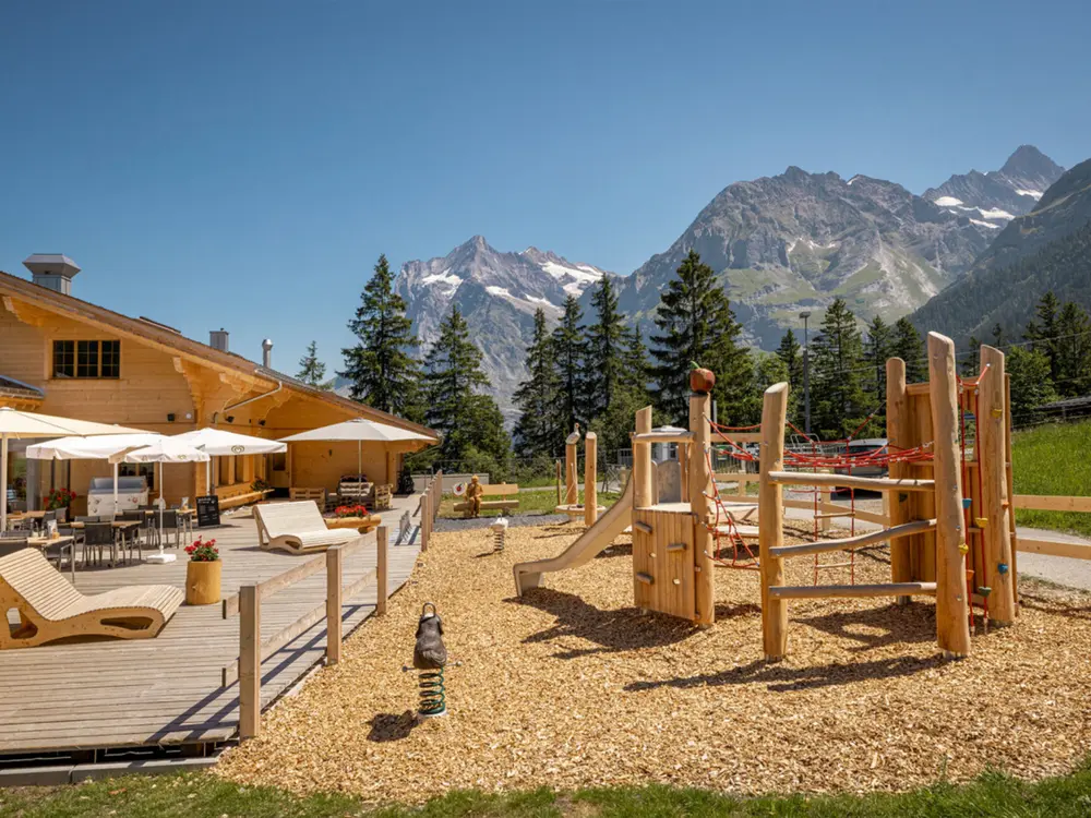 Das Bergrestaurant Brandegg in Grindelwald mit Sonnenterrasse und Spielplatz - und inmitten der imposanten Bergwelt der Jungfrau Region.