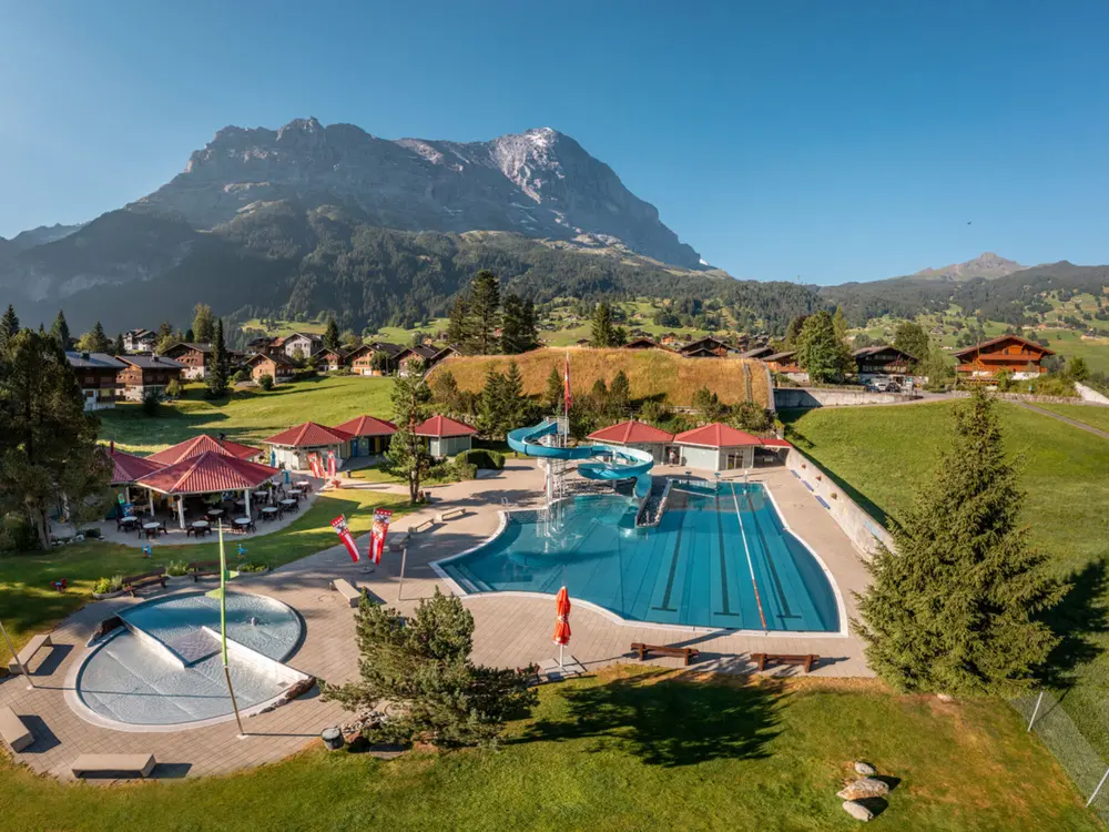 Das Freibad in Grindelwald aus der Vogelperspektive