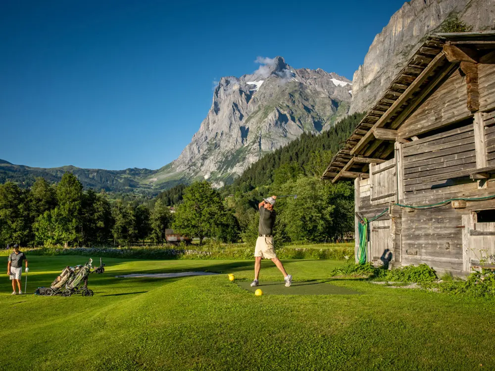 Golf spielen in den Bergen: Ein Spieler beim Abschlag auf dem Golfplatz in Grindelwald.