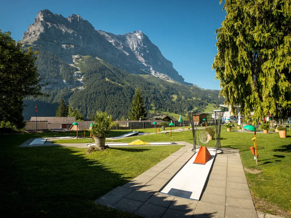 Vor imposanter Bergkulisse: Die 18-Loch-Minigolfanlage in Grindelwald