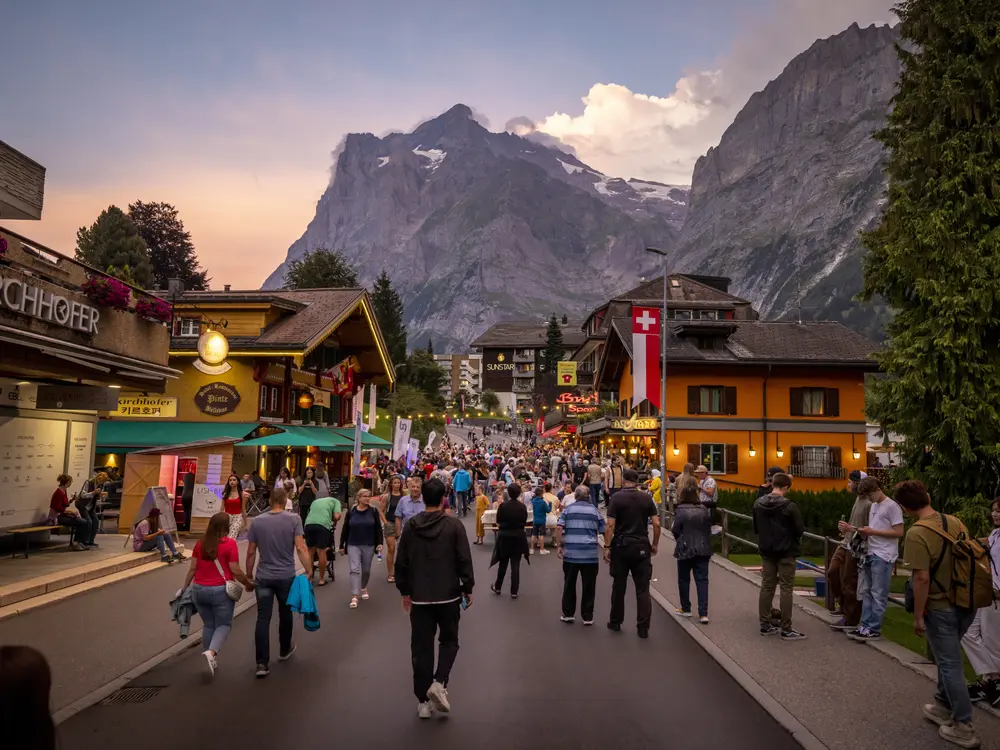 Sommerliches Straßenfest in Grindelwald