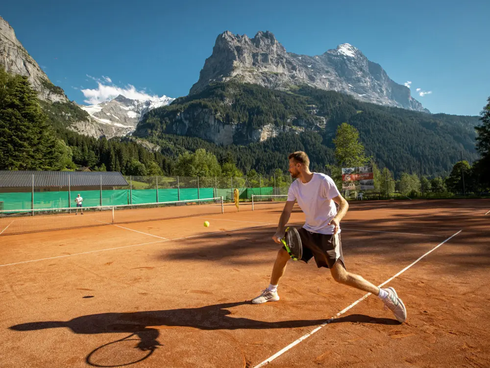 Tennis spielen in den Bergen, auf den Sandplätzen in Grindelwald.
