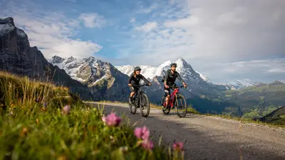 Zwei Biker in Grindelwald