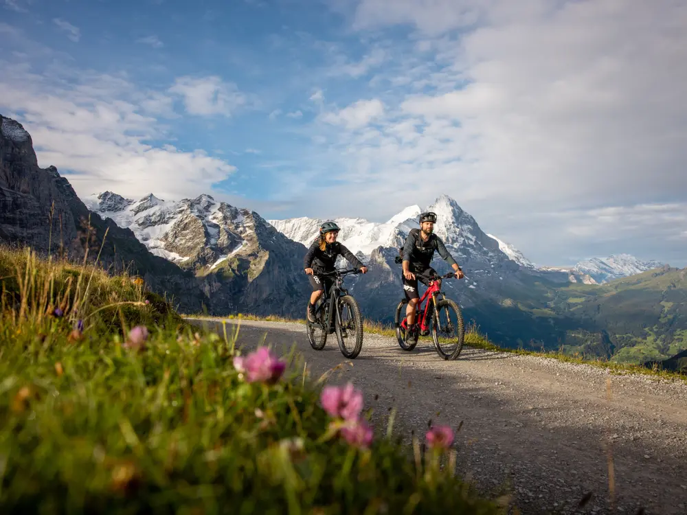 Zwei Biker in Grindelwald