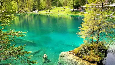 Die Statue im Blausee bei Kandergrund