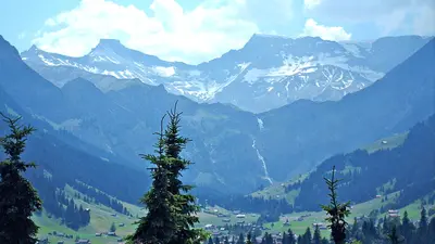 Blick von Adelboden auf das Steghorn, den Wildstrubel und die Engstligenfälle