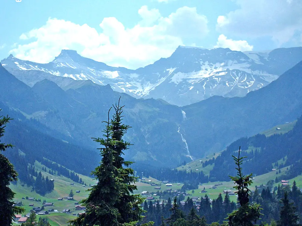 Blick von Adelboden auf die Engstligenfälle /