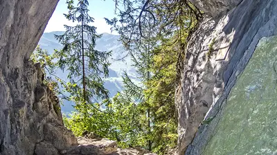 Eingang zur Schnurrenloch-Höhle bei Oberwil im Simmental