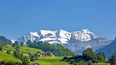 Blick auf Reichenbach im Frutigtal mit der Blüemlisalp