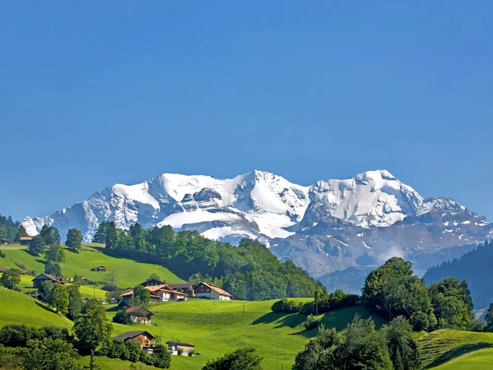 Blick auf Reichenbach im Frutigtal mit der Blüemlisalp