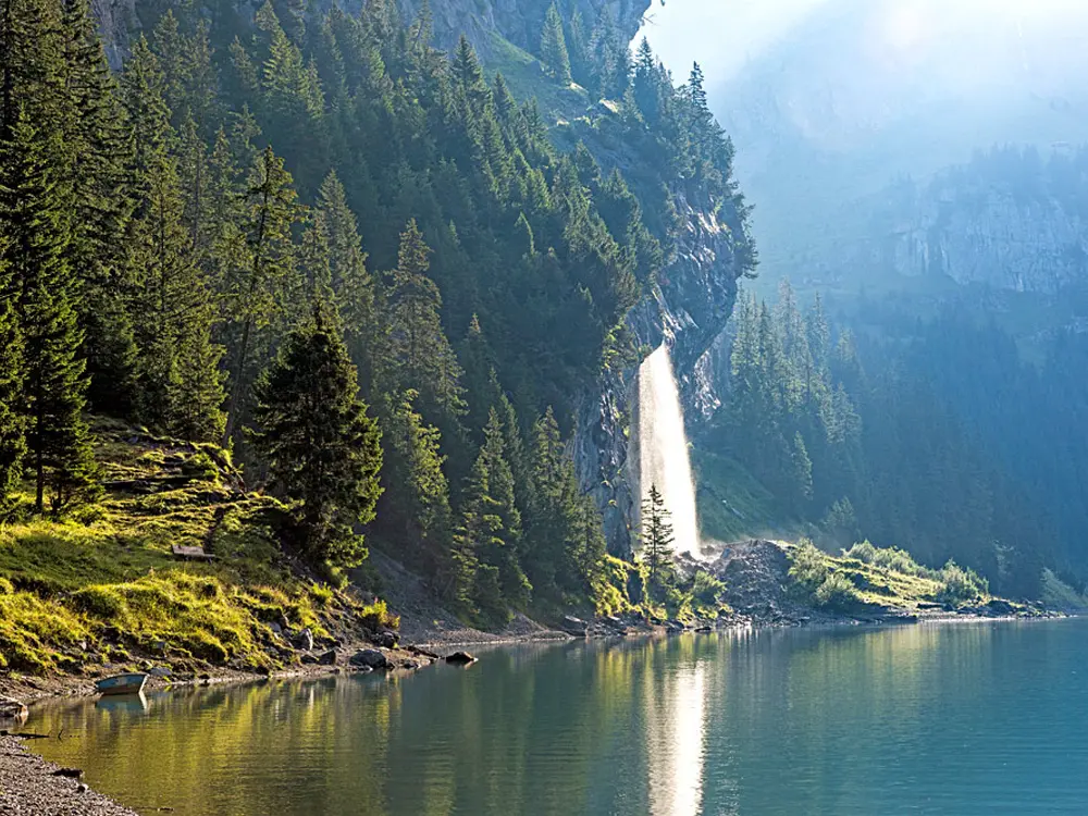 Wasserfall am Oeschinensee bei Kandersteg