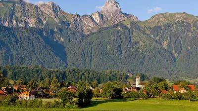 Blick auf den Ort Amsoldingen und das Stockhorn