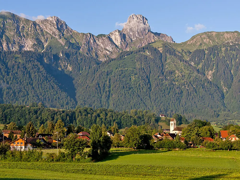 Blick auf den Ort Amsoldingen und das Stockhorn