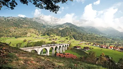 Der RegioExpress Loetschberger überquert das Kander Viadukt in der Nähe von Frutigen