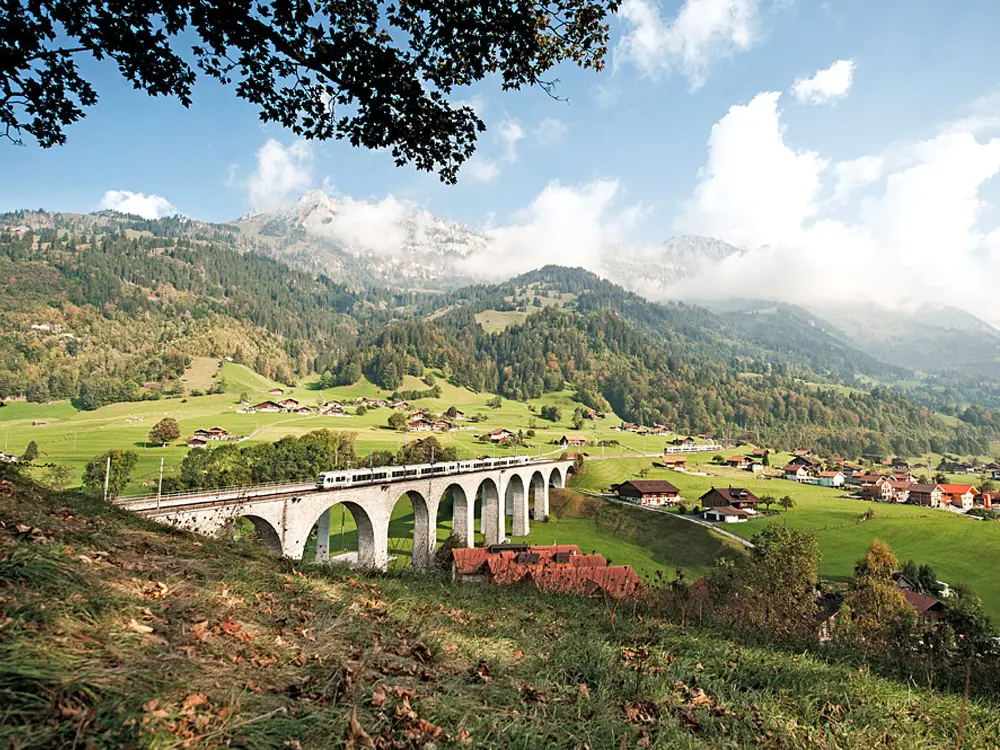 Der RegioExpress Loetschberger überquert das Kander Viadukt in der Nähe von Frutigen