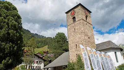 Außenansicht der Dorfkirche in Adelboden