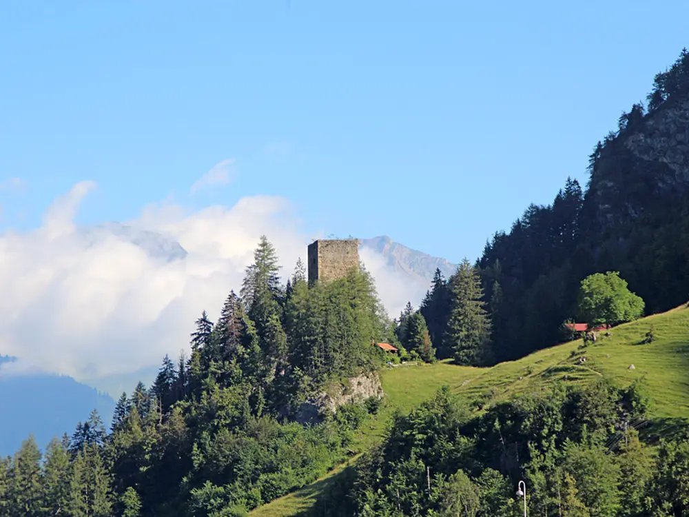 Blick auf die Ruine der Felsenburg bei Kandergrund
