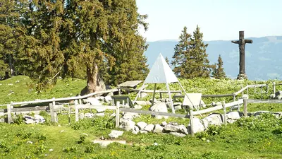 Pyramide zur Markierung des geografischen Mittelpunkts der Schweiz auf der Älggi-Alp bei Sachseln