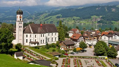 Blick auf die Pfarr- und Wallfahrtskirche St. Theodul in Sachseln