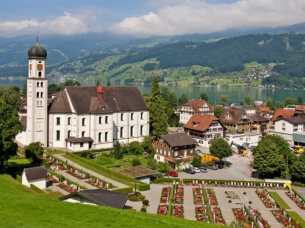 Blick auf die Pfarr- und Wallfahrtskirche St. Theodul in Sachseln