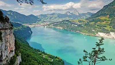 Blick über den Vierwaldstättersee und die Rütliwiese bis zu den Mythen
