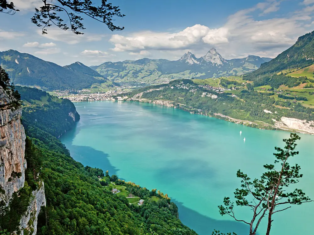 Blick über den Vierwaldstättersee und die Rütliwiese bis zu den Mythen /