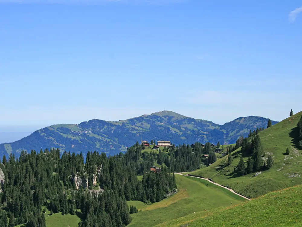 Blick auf die Klewenalp mit der Rigi im Hintergrund /