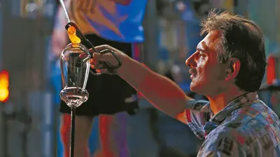 Glasbläser bei der Arbeit in der Glashütte Glasi in Hergiswil