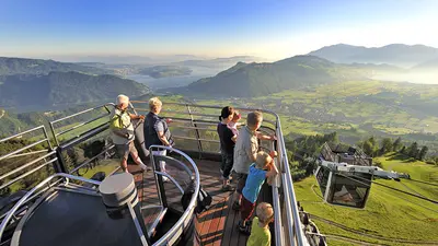 Menschen auf dem Oberdeck der CabriO-Seilbahn bei der Auffahrt auf das Stanserhorn