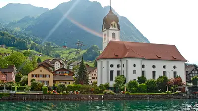 Blick auf Beckenried und die Pfarrkirche St. Heinrich am Vierwaldstättersee
