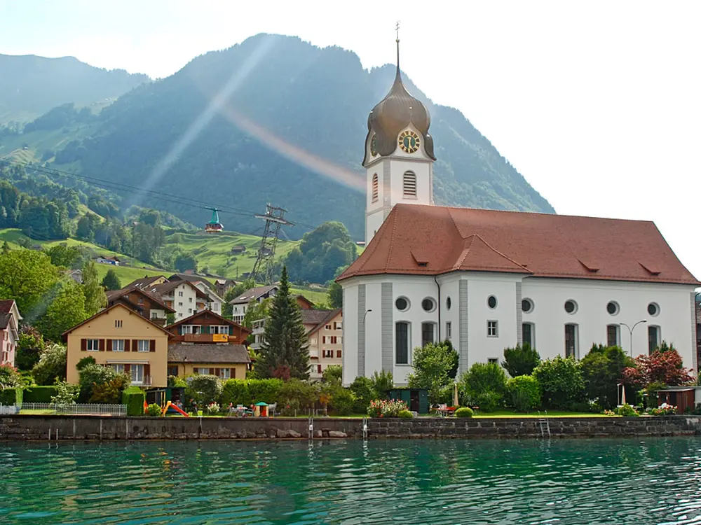 Blick auf Beckenried und die Pfarrkirche St. Heinrich am Vierwaldstättersee