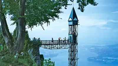 Blick auf den 150 m hohen, freistehenden Hammetschwandlift bei Stansstad