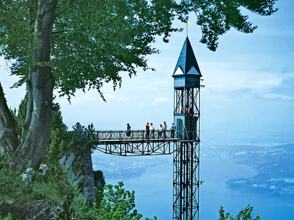 Blick auf den 150 m hohen, freistehenden Hammetschwandlift bei Stansstad