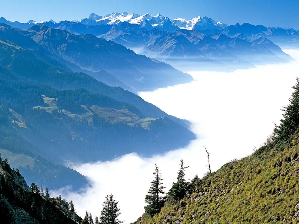 Blick vom Aussichtsberg Stanserhorn bis hin zu den Berner Alpen