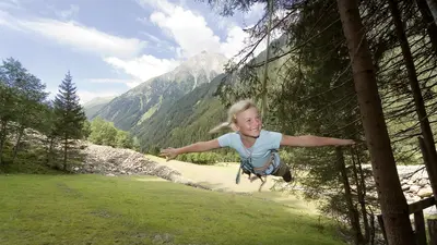 Kind in einer Seilrutsche im Hochpustertal