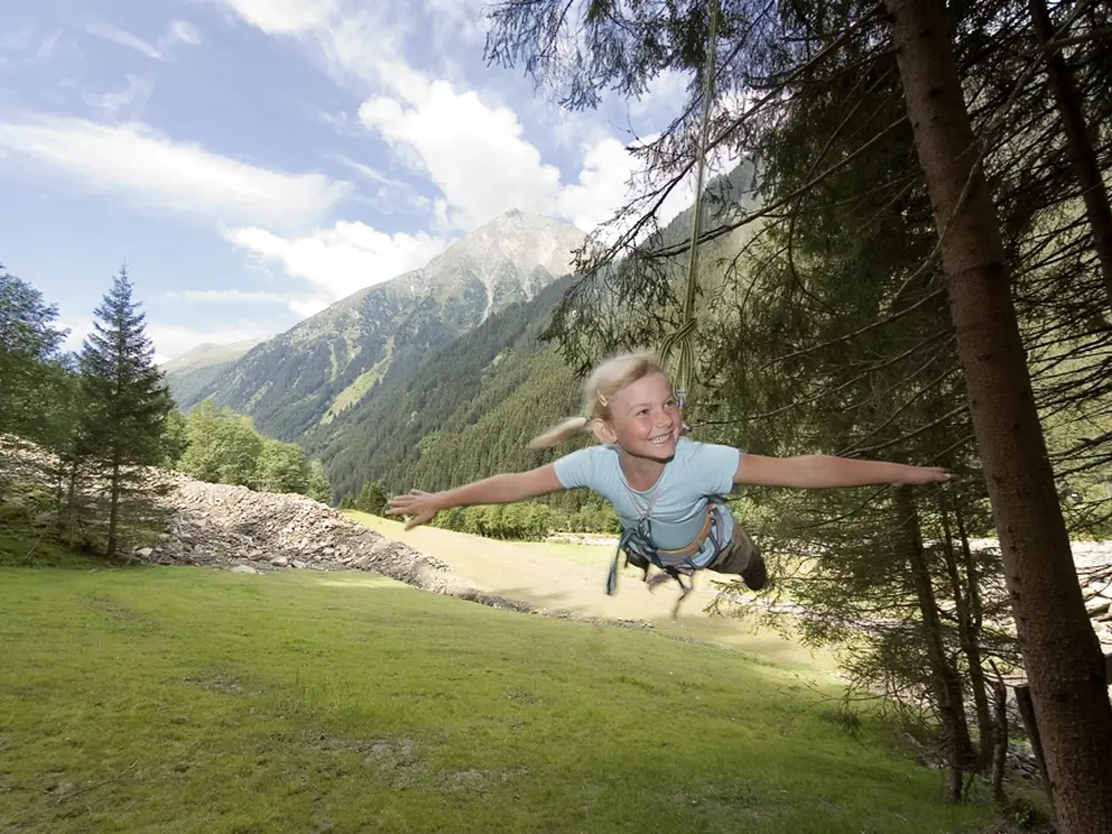 Kind in einer Seilrutsche im Hochpustertal