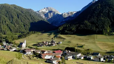 Blick auf eine Siedlung im Hochpustertal