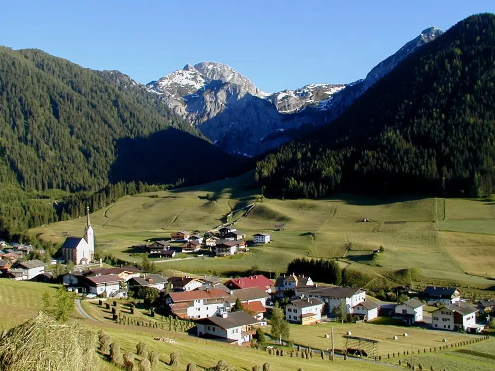 Blick auf eine Siedlung im Hochpustertal