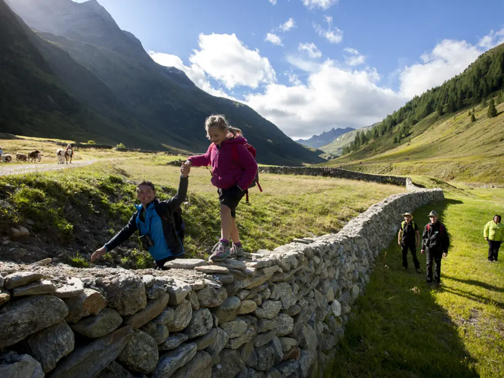 Familie beim Wandern im Defereggental