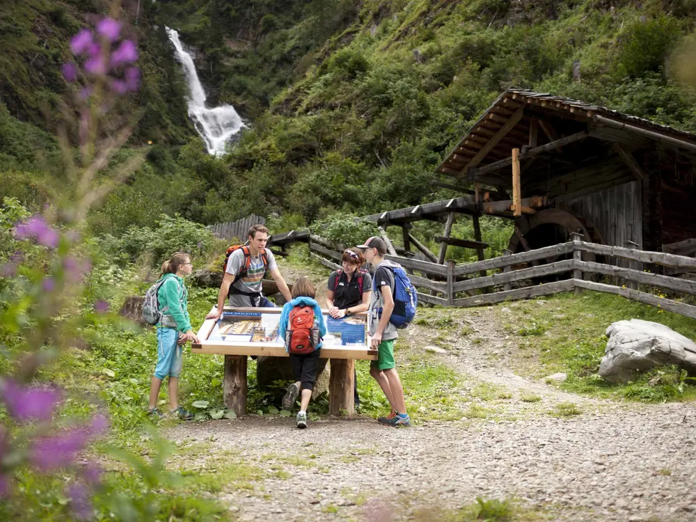 Staunende Kinder am Wassererlebnisweg