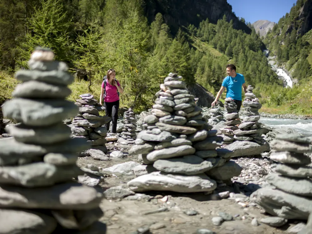 Wanderer in der Nähe der Umbalfälle