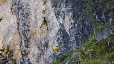 Kletterer im Klettergarten Falkenstein in den Hohen Tauern