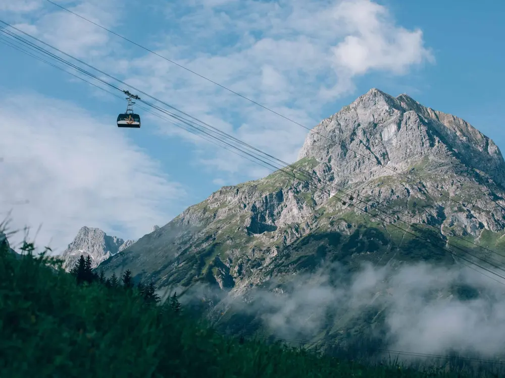 Bergbahn vor dem Omeshorn, dem Hausberg von Lech