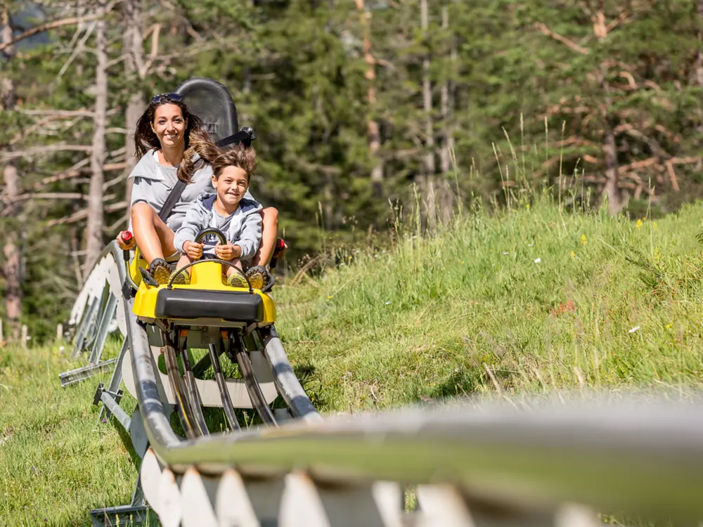 Der Alpine Coaster in Hoch-Imst ist mehr als nur eine Sommerrodelbahn: Die längste Alpen-Achterbahn der Welt überrascht mit steilen Kurven, lustigen Wellen und spektakulären Jumps