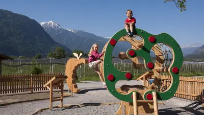 Kinder spielen auf der Apfelmeile im Ötztal