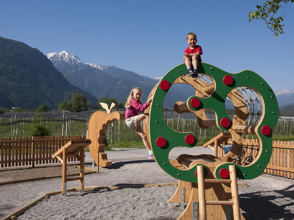 Kinder spielen auf der Apfelmeile im Ötztal