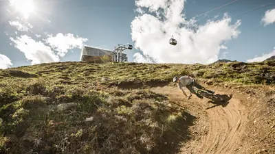 Mountainbiker auf einem Endurotrial im Ötztal